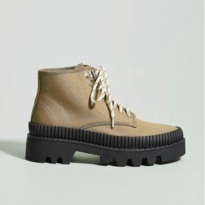 Silent D puzzle lace up boots size 9